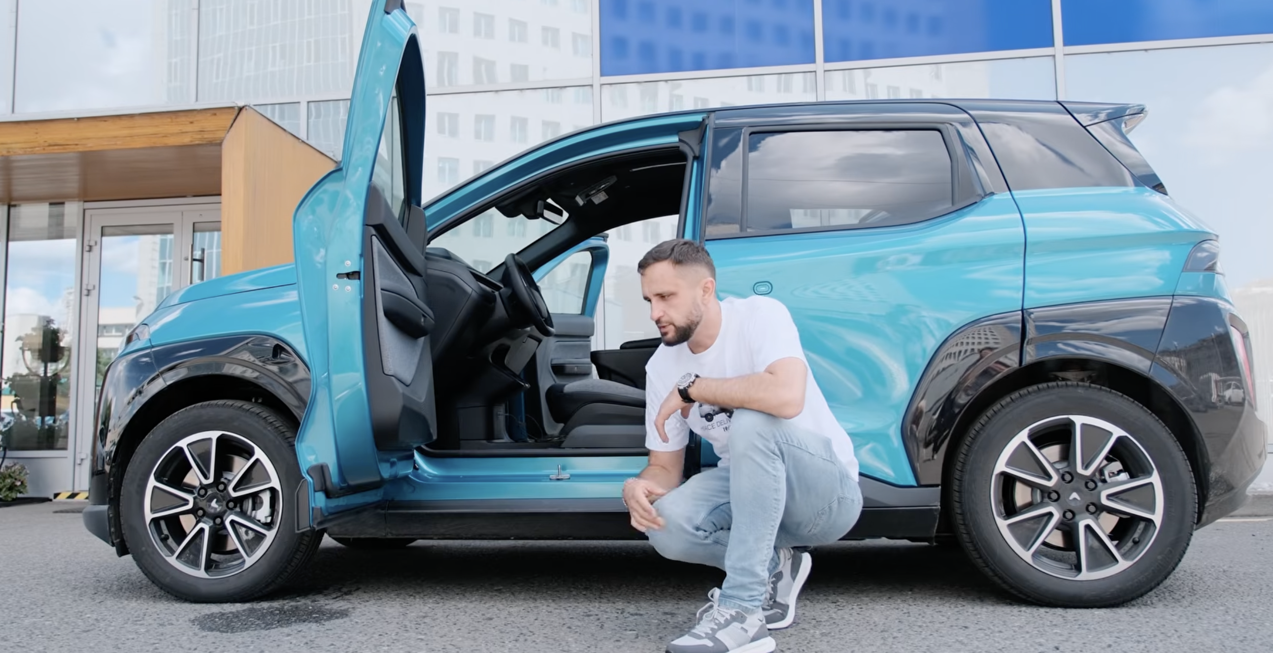 Алексей Журавский показывает особенности автомобиля